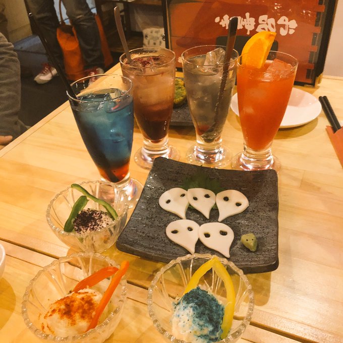 エヴァンゲリオン酒場プレオープンに来ております!エヴァの映像と音楽を楽しみながら飲むお酒は最高です🍶🍺🏮🏮酒場はいよいよ エヴァンゲリオン酒場プレオープンに来ております!エヴァの映像と音楽を楽しみながら飲むお酒は最高です🍶🍺🏮🏮酒場はいよいよ