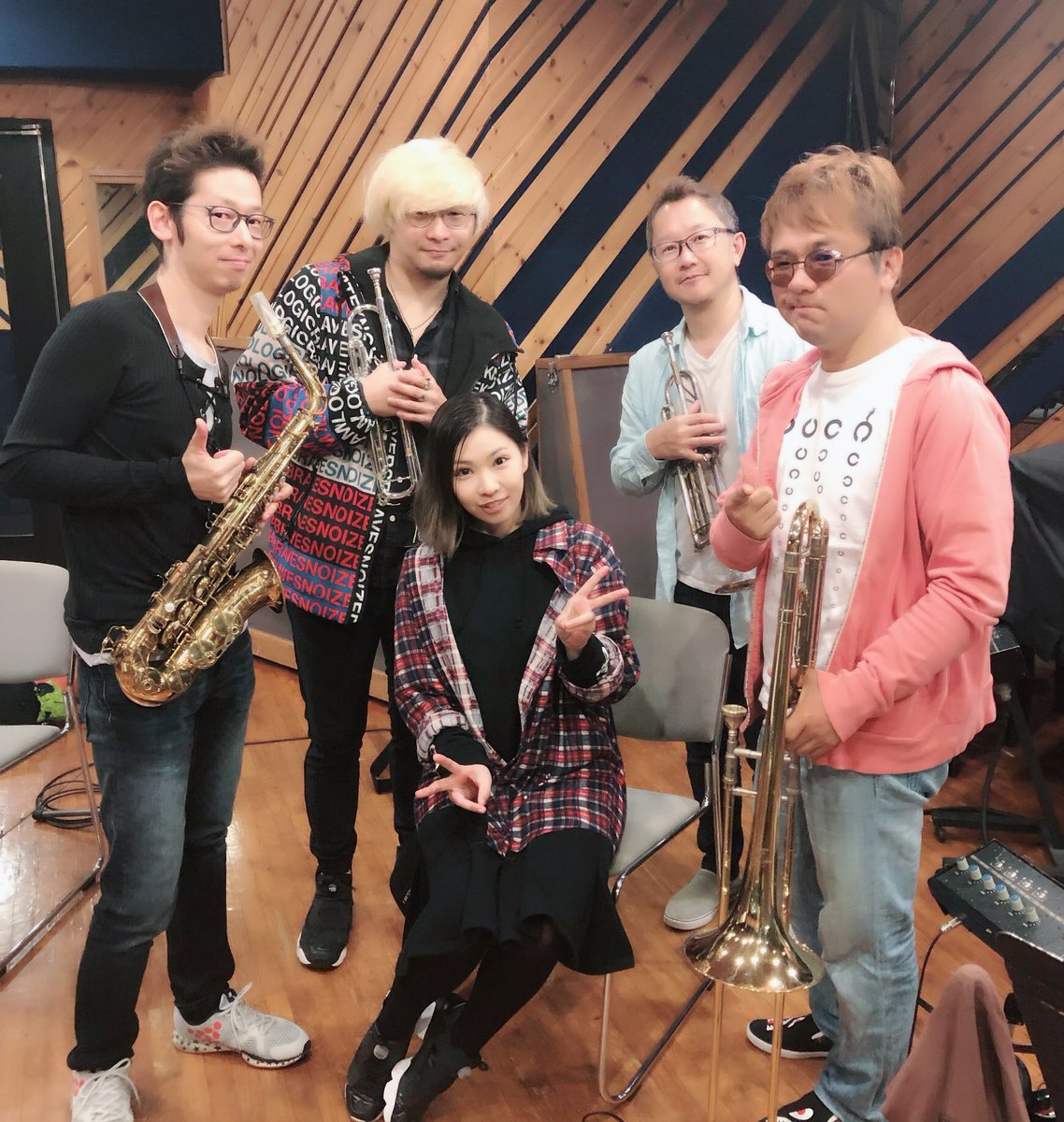 新曲「ソラノネ」は素晴らしいブラス隊の方々とも録音しました!本間将人さんにブラスアレンジしていただいて私はとても感激して 新曲「ソラノネ」は素晴らしいブラス隊の方々とも録音しました!本間将人さんにブラスアレンジしていただいて私はとても感激して