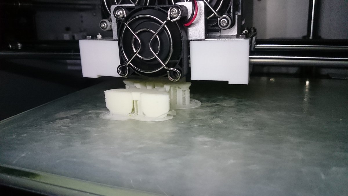 3Dプリンターでビーダマン作るとか昔見た漫画みたいになってる 3Dプリンターでビーダマン作るとか昔見た漫画みたいになってる