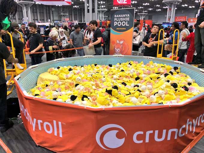 現在ニューヨークで開催されているアニメイベント #AnimeNYC で、ばなにゃのぬいぐるみプールとショップが設置され 現在ニューヨークで開催されているアニメイベント #AnimeNYC で、ばなにゃのぬいぐるみプールとショップが設置され