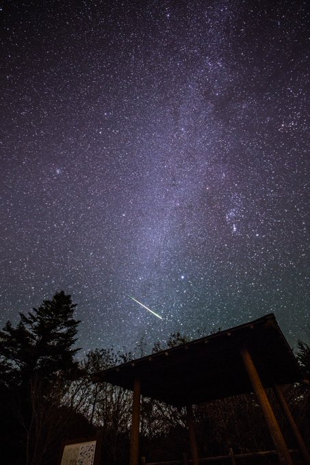 昨夜、奈良県は十津川村、RDGの泉水子ちゃんのおうちがある玉置山で撮影してきた「しし座流星群」。2枚しか映ってなかったo 昨夜、奈良県は十津川村、RDGの泉水子ちゃんのおうちがある玉置山で撮影してきた「しし座流星群」。2枚しか映ってなかったo