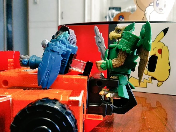 後部座席は握り手でワシ掴みだけど、ビーストフォーマーだのビーストサーガだのは事ある毎に掴まれがち軍団なので、これもまるで 後部座席は握り手でワシ掴みだけど、ビーストフォーマーだのビーストサーガだのは事ある毎に掴まれがち軍団なので、これもまるで