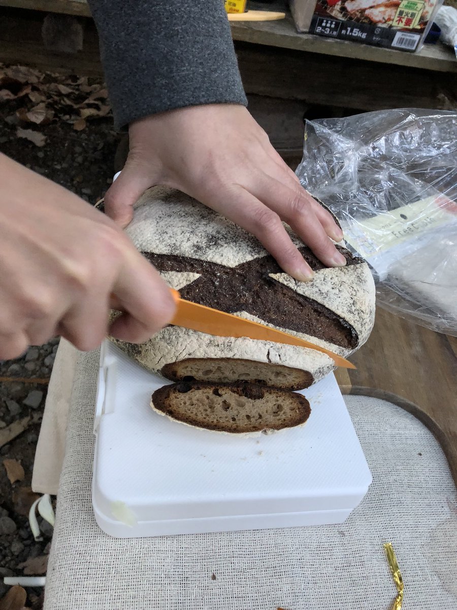 薄く切ったライ麦100パーセントのパンにクリームチーズを塗り生ハムをのせる。ライ麦の酸味が調和される瞬間である!東大阪の 薄く切ったライ麦100パーセントのパンにクリームチーズを塗り生ハムをのせる。ライ麦の酸味が調和される瞬間である!東大阪の