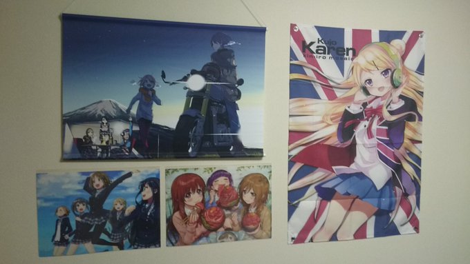 きらら展で買ったゆるキャンのタペストリーにきんモザのカレンのタペストリー、けいおんと幸腹グラフィティのポスター貼ってみた きらら展で買ったゆるキャンのタペストリーにきんモザのカレンのタペストリー、けいおんと幸腹グラフィティのポスター貼ってみた