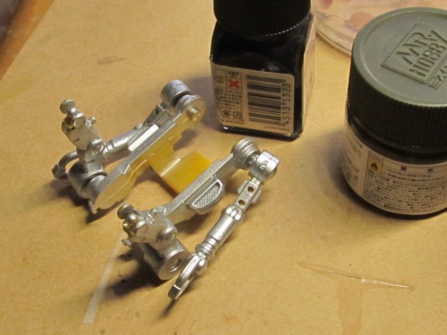 【シルバー+エナメルの黒=黒鉄色】ぎんぎんに反射するガイアノーツのシルバー。これにエナメル黒を上塗りで表現できる濃い部分 【シルバー+エナメルの黒=黒鉄色】ぎんぎんに反射するガイアノーツのシルバー。これにエナメル黒を上塗りで表現できる濃い部分