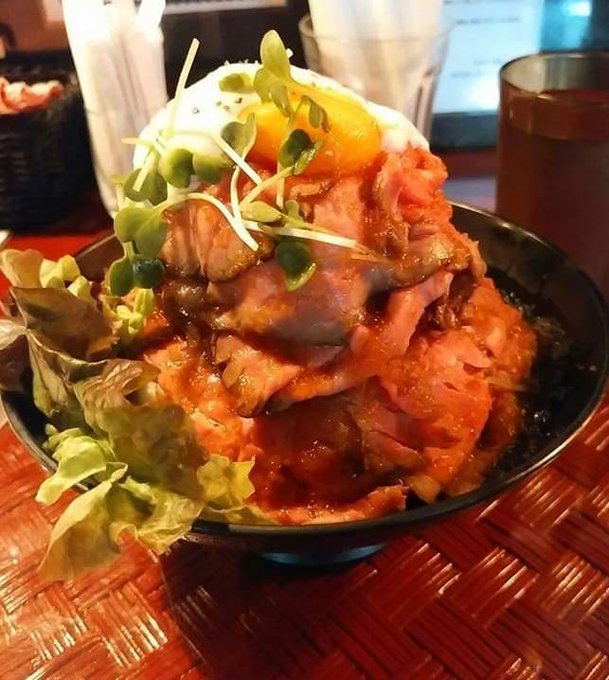きらら展に訪れた方は無性にローストビーフ丼を食べたくなったのは私だけでしょうか?微バレになりますが、川井マコト先生の幸腹 きらら展に訪れた方は無性にローストビーフ丼を食べたくなったのは私だけでしょうか?微バレになりますが、川井マコト先生の幸腹