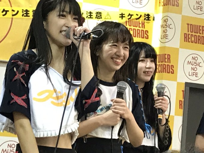 グーグールル、タワレコ新宿でのリリイベいつものワイヤレスマイクでない有線マイクでコードもぐるぐるしていましたね。ぐるぐる グーグールル、タワレコ新宿でのリリイベいつものワイヤレスマイクでない有線マイクでコードもぐるぐるしていましたね。ぐるぐる