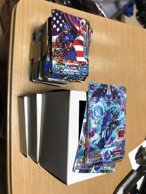 久々にディスク・ウォーズアベンジャーズの宣伝ツイートがいいねされて思い出した。大量にもらったサンプルを引っ張り出してきた 久々にディスク・ウォーズアベンジャーズの宣伝ツイートがいいねされて思い出した。大量にもらったサンプルを引っ張り出してきた