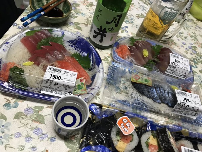 出番の上がりの後は月の井酒造さんの純米酒と豪華刺身盛り合わせとシメサバをつまみながら宴TIME!豪快にいただきます👏今日 出番の上がりの後は月の井酒造さんの純米酒と豪華刺身盛り合わせとシメサバをつまみながら宴TIME!豪快にいただきます👏今日