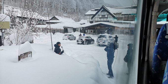 酸ヶ湯に公共放送の取材クルー来てて、雪に埋まって何してんのやと思って見てたけど、夕方のニュース見たら「ご覧ください、私の 酸ヶ湯に公共放送の取材クルー来てて、雪に埋まって何してんのやと思って見てたけど、夕方のニュース見たら「ご覧ください、私の