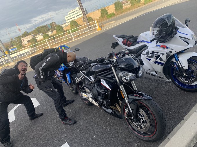 今日はHYOD浜松のTricksterイベントみたいなやつ覗いて購入候補のイカヅチマフラー試着させてもらえたゾイ✋そのあ 今日はHYOD浜松のTricksterイベントみたいなやつ覗いて購入候補のイカヅチマフラー試着させてもらえたゾイ✋そのあ