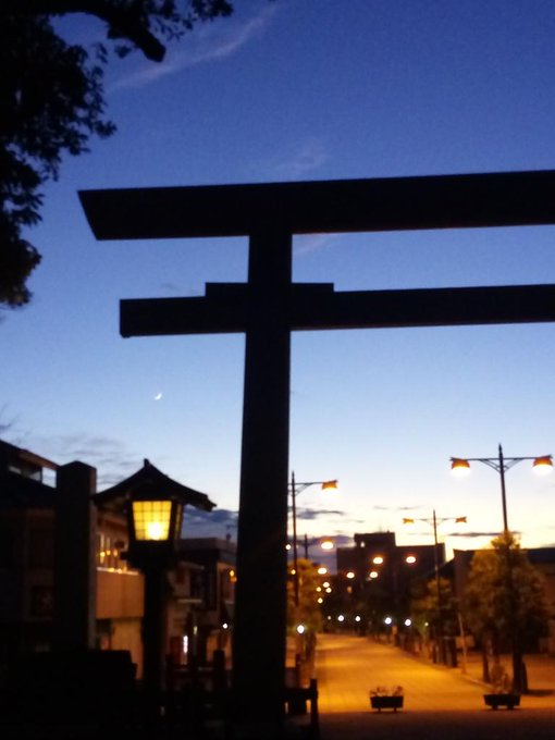 月がきれい🌙鹿島神宮にて、刻刻と薄暗くなる時間を体験しました。 月がきれい🌙鹿島神宮にて、刻刻と薄暗くなる時間を体験しました。