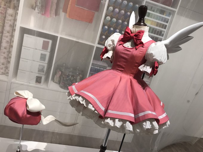 CCさくら展に行ってきたのですが、なにが凄いってさくらちゃんの現物サイズ衣装が展示されてて現実世界にいたらこんな感じだっ CCさくら展に行ってきたのですが、なにが凄いってさくらちゃんの現物サイズ衣装が展示されてて現実世界にいたらこんな感じだっ