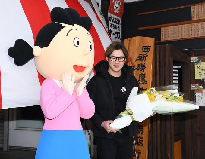 ソフトバンク牧原大成内野手(26)が9日、福岡市の西新商店街を人力車でパレードした。「バリデカイですね」。身長173セン ソフトバンク牧原大成内野手(26)が9日、福岡市の西新商店街を人力車でパレードした。「バリデカイですね」。身長173セン