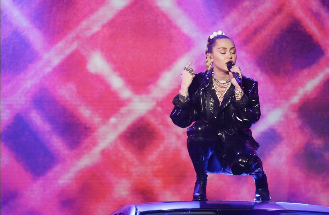 Make sure you tune into @TheGNShow tonight! Performing #NBLAH with @MarkRonson! https://t.co/yB8h2MCNaF