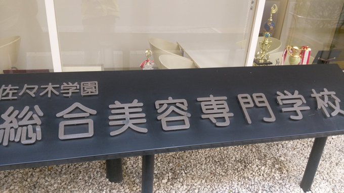 寒さのなかで、雨色ココアの物販隊列はもう8人いる。😆 寒さのなかで、雨色ココアの物販隊列はもう8人いる。😆