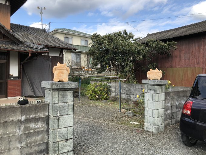 部屋片付けてたら変猫の神様でてきたから天日干ししてる 部屋片付けてたら変猫の神様でてきたから天日干ししてる