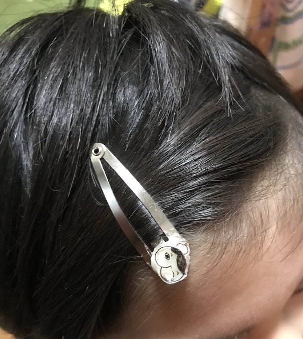 息子が髪を伸ばしたがってて(鬼太郎みたくしたいらしい)、前髪が目にかかるのが見てて嫌なので、プラ板でパーツ作ってぱっちん 息子が髪を伸ばしたがってて(鬼太郎みたくしたいらしい)、前髪が目にかかるのが見てて嫌なので、プラ板でパーツ作ってぱっちん