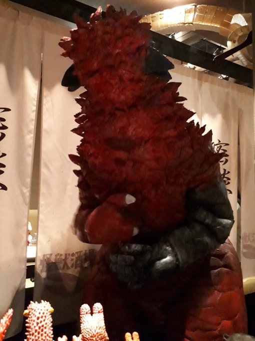 #怪獣酒場川崎の怪獣酒場に改造パンドンが現れた!持ってきたゼッパンドン、マガパンドン、キングパンドンのソフビに興味津々で #怪獣酒場川崎の怪獣酒場に改造パンドンが現れた!持ってきたゼッパンドン、マガパンドン、キングパンドンのソフビに興味津々で