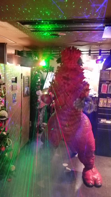 #怪獣酒場本日は、改造パンドンであります❗改造パンドンだけに、義手の手で握手してもらいました😆 #怪獣酒場本日は、改造パンドンであります❗改造パンドンだけに、義手の手で握手してもらいました😆