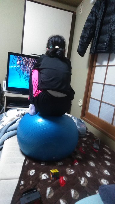 この状態でずっとラピュタ見てる。体幹どーなってんの? この状態でずっとラピュタ見てる。体幹どーなってんの?