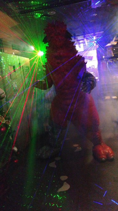 本日の怪獣酒場。「赤いトンカt…ではなく、改造パンドンご来店。今回は、キチンと会えました😃友人の皆さんと一緒に、楽しませ 本日の怪獣酒場。「赤いトンカt…ではなく、改造パンドンご来店。今回は、キチンと会えました😃友人の皆さんと一緒に、楽しませ