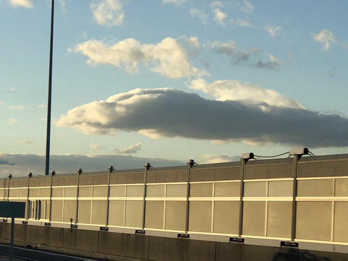 ふと空見たら、新幹線みたいだなぁってwいや、大きな雲みて、ラピュタあるなとかチラって思うやん?それそれ ふと空見たら、新幹線みたいだなぁってwいや、大きな雲みて、ラピュタあるなとかチラって思うやん?それそれ