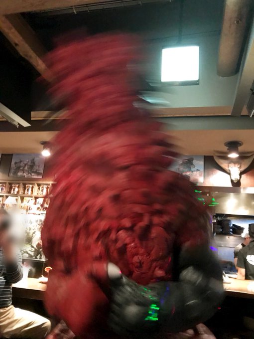 左右に激しく頭を振る改造パンドン。かわいかったけど写真ブレブレw#怪獣酒場 左右に激しく頭を振る改造パンドン。かわいかったけど写真ブレブレw#怪獣酒場