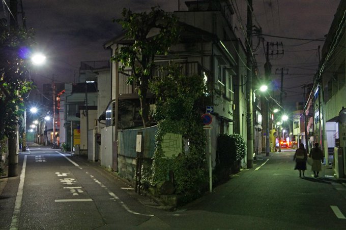 夜散歩のススメ「住宅街の雰囲気あるY字路」面影橋近くにある細田守監督アニメの「時をかける少女」に出てくるY字路。角の植栽 夜散歩のススメ「住宅街の雰囲気あるY字路」面影橋近くにある細田守監督アニメの「時をかける少女」に出てくるY字路。角の植栽