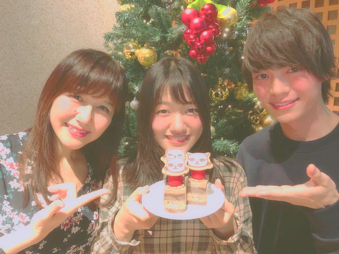 ロシ原家の家族写真を撮らせていただきました✨クエ彦君が優しくてペッ子がかわいくて母さんは幸せ💓家族3人のクリスマスのシー ロシ原家の家族写真を撮らせていただきました✨クエ彦君が優しくてペッ子がかわいくて母さんは幸せ💓家族3人のクリスマスのシー