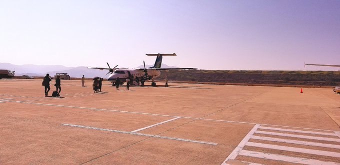 対馬の絶景と見せかけて飛行機の写真をまずは1枚。確か長崎の空港(もしかしたら福岡だったかも🤔)を経由してここから対馬を目 対馬の絶景と見せかけて飛行機の写真をまずは1枚。確か長崎の空港(もしかしたら福岡だったかも🤔)を経由してここから対馬を目