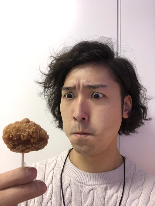 編集部にてお仕事中。今日はいい肉の日らしいですが、バカ舌の僕にとってはA5ランクのステーキもコンビニの唐揚げも、美味しい 編集部にてお仕事中。今日はいい肉の日らしいですが、バカ舌の僕にとってはA5ランクのステーキもコンビニの唐揚げも、美味しい