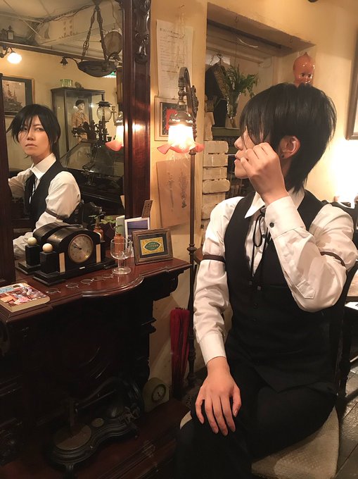 本日は京都寺町三条のホームズの清貴さんぽくリボンタイ、アームバンドなエミさんをパシャパシャ撮って来ましたよ。(1枚目は「 本日は京都寺町三条のホームズの清貴さんぽくリボンタイ、アームバンドなエミさんをパシャパシャ撮って来ましたよ。(1枚目は「
