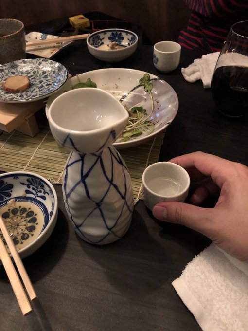 今日も飲んでまして。えぇ。途中で隣の席にお姉さん2人組みが座りまして。わたし、なんだかそわそわしました。(わっかるぅぅぅ 今日も飲んでまして。えぇ。途中で隣の席にお姉さん2人組みが座りまして。わたし、なんだかそわそわしました。(わっかるぅぅぅ