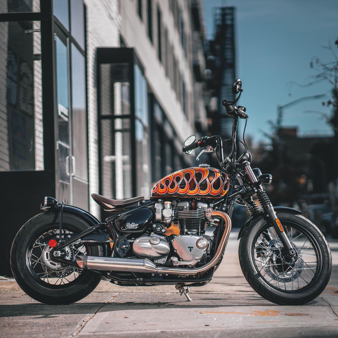 The Triumph Brooklyn custom Bonneville Bobber. Be sure to stop by for a look in person! Paint @bluemoonkustoms
Photo @marks_nyc_moto https://t.co/TRgQbyKkYK