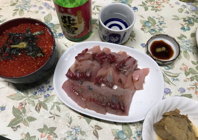 今朝は頂いたヒラマサは刺身にイクラは贅沢にたっぷりスプーンで盛りイクラ丼に最高の市場飯を朝一で頂く!佐渡の北雪金星が魚料 今朝は頂いたヒラマサは刺身にイクラは贅沢にたっぷりスプーンで盛りイクラ丼に最高の市場飯を朝一で頂く!佐渡の北雪金星が魚料
