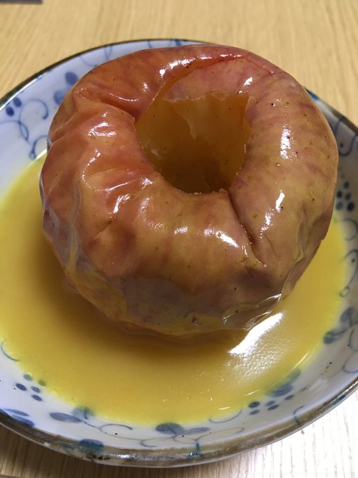 りんごがあったので、前からやりたかった、鹿楓堂よついろ日和の焼きリンゴ〜(レンチン)バターと砂糖の量書いてなかったから適 りんごがあったので、前からやりたかった、鹿楓堂よついろ日和の焼きリンゴ〜(レンチン)バターと砂糖の量書いてなかったから適