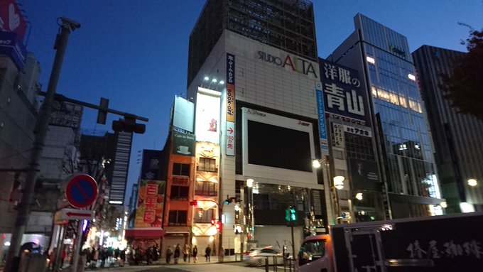 トリニティセブンのイベント終わって早朝のアルタ前なう。はらみーのチケットお渡し会、はらみー&諏訪ちゃんのトークシ トリニティセブンのイベント終わって早朝のアルタ前なう。はらみーのチケットお渡し会、はらみー&諏訪ちゃんのトークシ