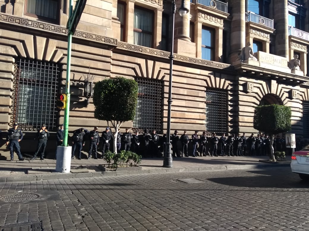 Elementos De La Policia Capitalina Vigilan Lases De Madero Y 5 De Mayo En Elementos De La Policia Capitalina Vigilan Lases De Madero Y 5 De Mayo En