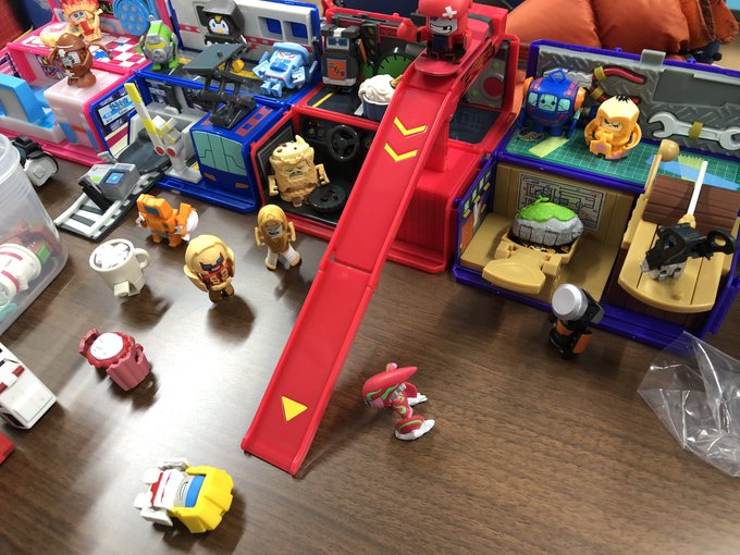 わいはボットボッツをカミワザワンダの基地玩具に住まわせてます。 わいはボットボッツをカミワザワンダの基地玩具に住まわせてます。