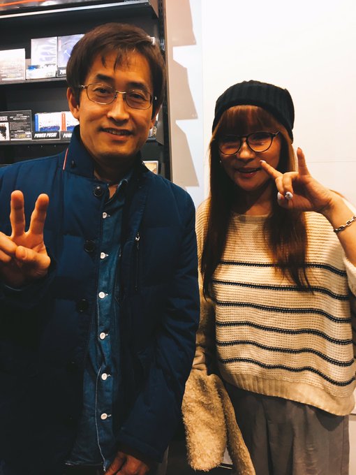 イベントに伊藤潤二先生が来てくださいました!三枚買ってツーショット撮っていました。今年は先生と太宰治さんのお墓参りに行っ イベントに伊藤潤二先生が来てくださいました!三枚買ってツーショット撮っていました。今年は先生と太宰治さんのお墓参りに行っ
