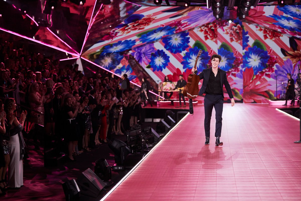 When @ShawnMendes sings his way right into your ❤️ #VSFashionShow https://t.co/8WJwwTUwpH