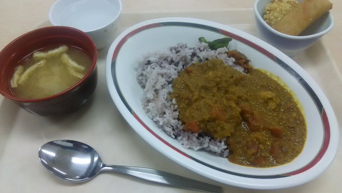 お待たせ致しました。チキンカレーです。1000年後のアレッタみたいなおばちゃんに雑穀ごはんでカレーをよそってもらう。異世 お待たせ致しました。チキンカレーです。1000年後のアレッタみたいなおばちゃんに雑穀ごはんでカレーをよそってもらう。異世