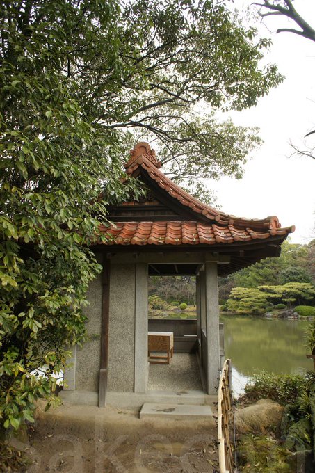 栗林公園には東屋がいくつかあり、雨の日には言の葉の庭ごっこを楽しむことができるです。#Ritsurin Garden#R 栗林公園には東屋がいくつかあり、雨の日には言の葉の庭ごっこを楽しむことができるです。#Ritsurin Garden#R
