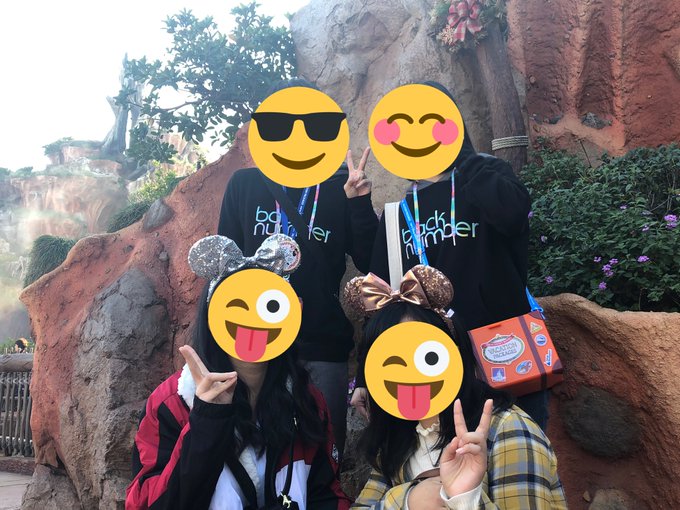 今日ディズニーランド行ったらバクナンパーカー着てるroommateカップルに遭遇して思わず声かけて写真撮ってもらっちゃっ 今日ディズニーランド行ったらバクナンパーカー着てるroommateカップルに遭遇して思わず声かけて写真撮ってもらっちゃっ