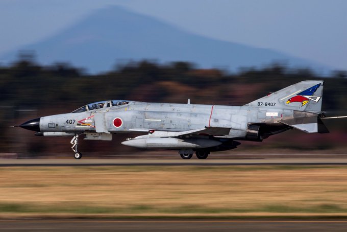 2018.12.1 百里基地オープニングフライトを終え、R/W21Lに着陸する302SQのF-4ファントム。ドラッグシュ 2018.12.1 百里基地オープニングフライトを終え、R/W21Lに着陸する302SQのF-4ファントム。ドラッグシュ