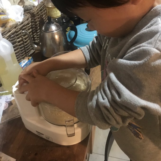 アシスタント(3歳児)付き、フープロ、製麺機使用、生地350g計量→水回 4分寝かし 20分(おしりたんてい)圧延→麺切 アシスタント(3歳児)付き、フープロ、製麺機使用、生地350g計量→水回 4分寝かし 20分(おしりたんてい)圧延→麺切