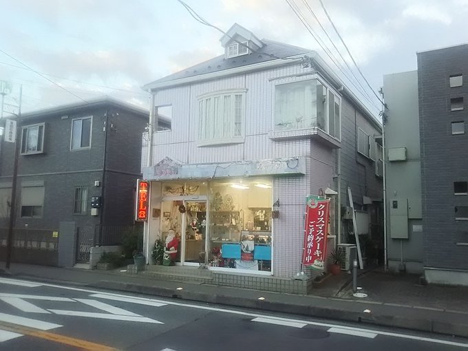 流山は初石の「ケーキハウス エーデル」。ザ・街のケーキ屋さんの佇まいだけど、味は全然チープじゃない。ご店主がいかにも「洋 流山は初石の「ケーキハウス エーデル」。ザ・街のケーキ屋さんの佇まいだけど、味は全然チープじゃない。ご店主がいかにも「洋