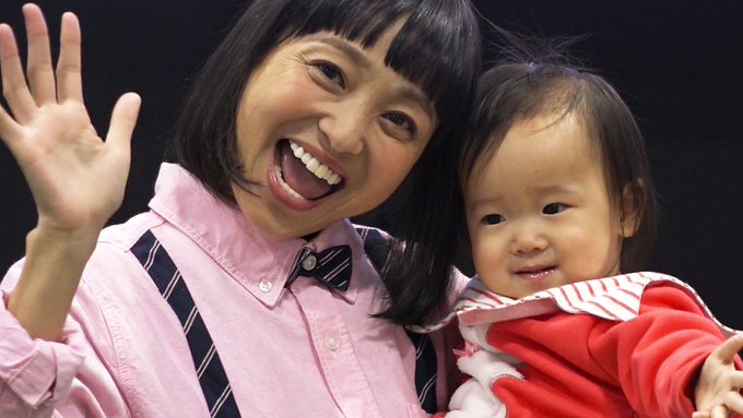 金田朋子・森渉の愛娘”千笑ちゃん”が公の場に初登場#金田朋子 #森渉 #AI #おしりかじり虫 #ポプテピピック 金田朋子・森渉の愛娘”千笑ちゃん”が公の場に初登場#金田朋子 #森渉 #AI #おしりかじり虫 #ポプテピピック