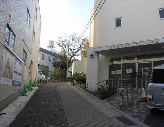 まさかこの坂が「秒速5センチメートル」で小学生2人が駆け下りた坂だとは思わなかった。ブロック塀が打ちっ放しの擁壁に変わっ まさかこの坂が「秒速5センチメートル」で小学生2人が駆け下りた坂だとは思わなかった。ブロック塀が打ちっ放しの擁壁に変わっ